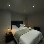 Modern 2-Bedroom Apartment In Heart Of Liverpool
